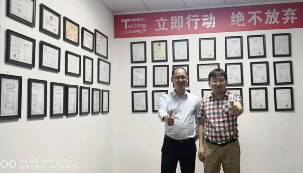 樱桃在线视频网站連接器與東健宇領導人鄒東健合影